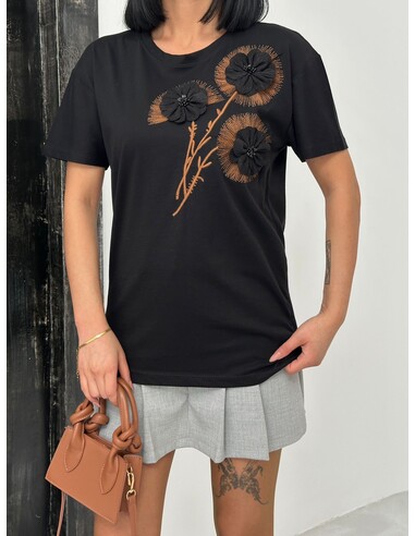 Siyah Aplike Çiçek Tasarımlı Premium Kadın T-Shirt