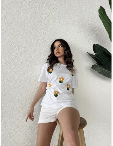 Çiçek Serpme Punch Detay Beyaz Kadın T-Shirt